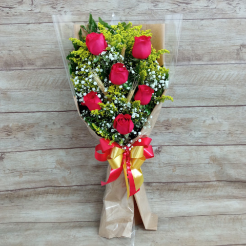 Buquê Deitado com 6 Rosas no Papel Kraft